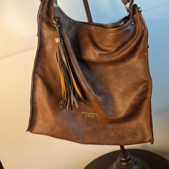 Darcy Marks London 13x14x4 shoulder bag in deep brown with fringe adornment - Picture 2 of 3